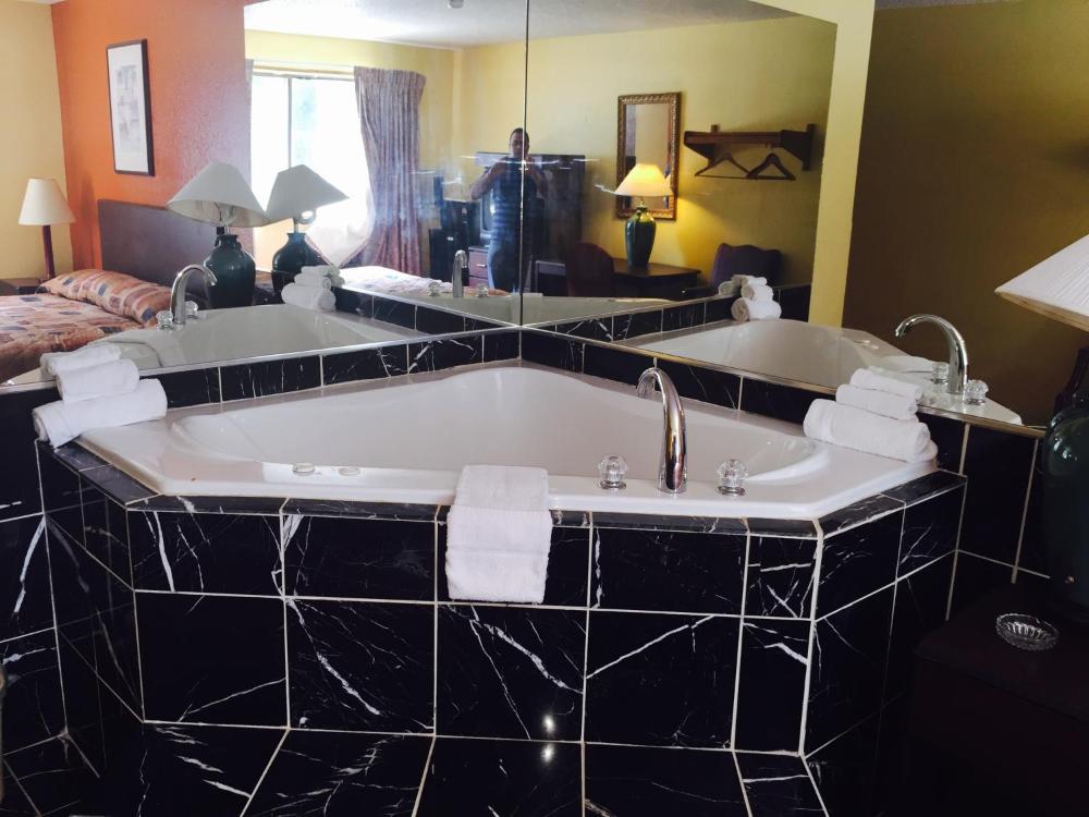 King Room with Jacuzzi at Super Inn, photo 3