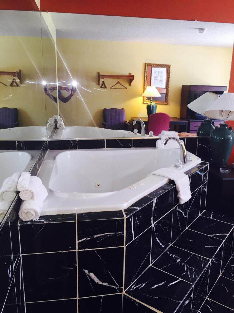 King Room with Jacuzzi at Super Inn, photo 2